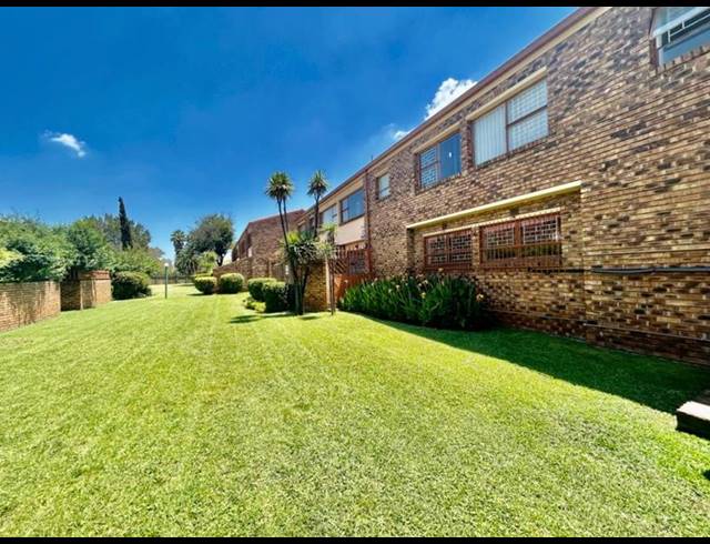 3 BEDROOM TOWNHOUSE FOR SALE IN VANDERBIJLPARK CE 3